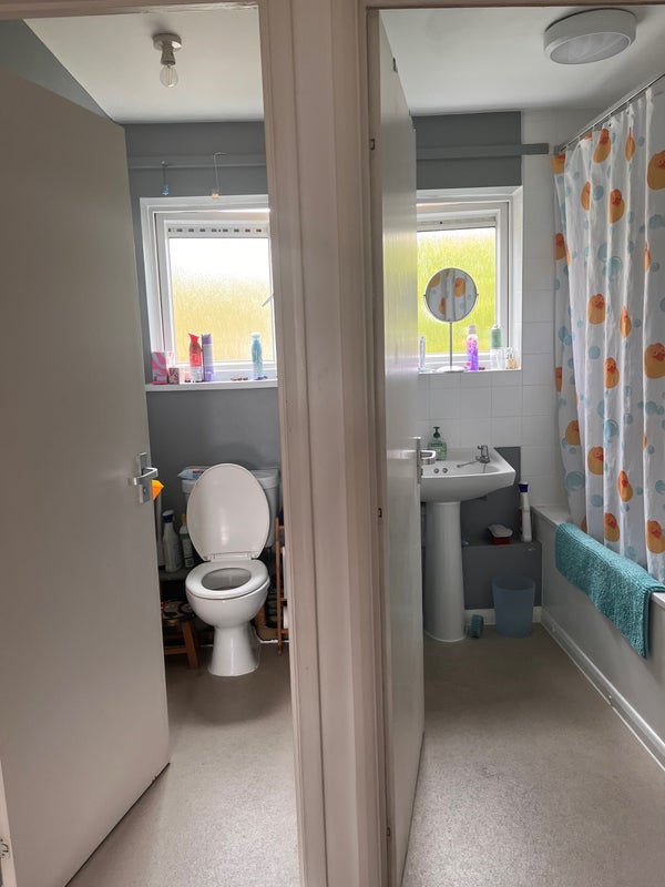 Room Essex Court in Greater London