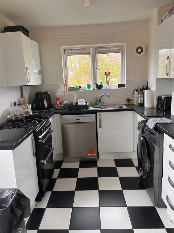 Room Essex Court in Greater London