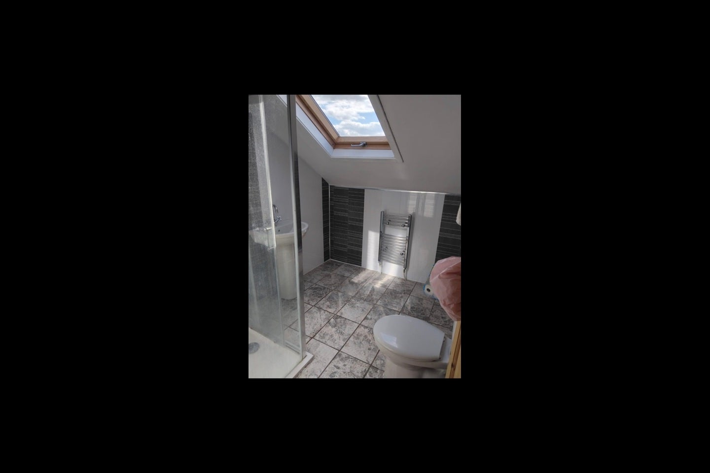 Room Dawlish Crescent in Leeds