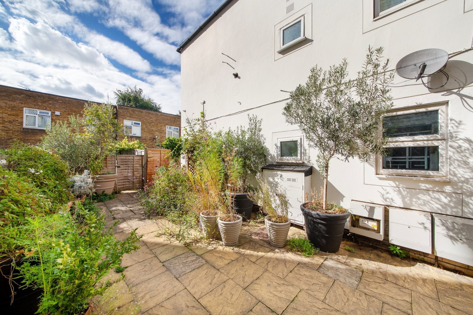 Flat Saint John's Hill in Greater London