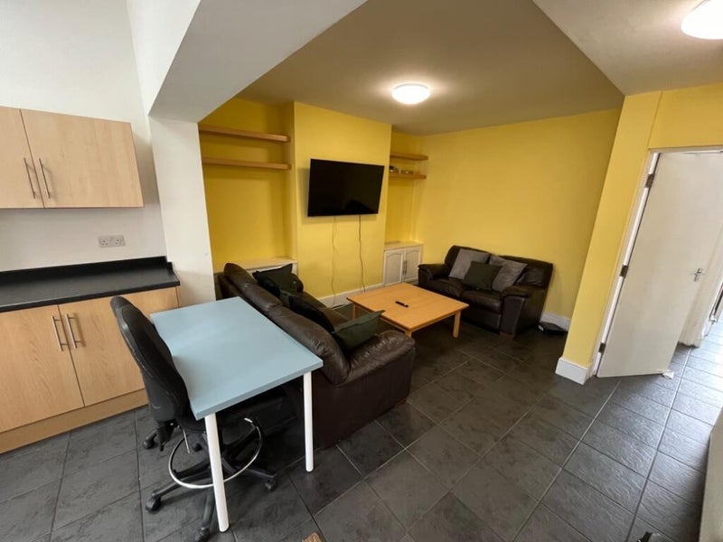 Room Beverley Road in Bristol