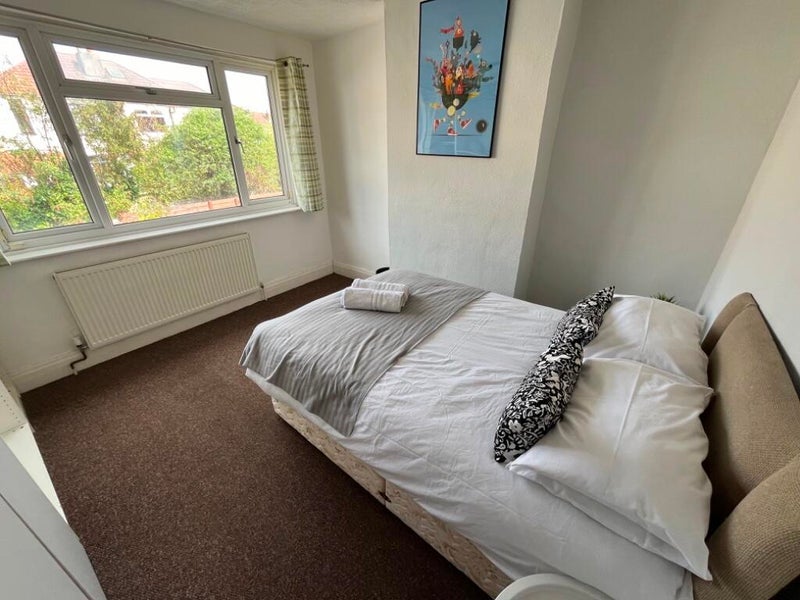 Room Beverley Road in Bristol