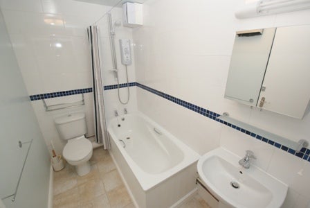 Flat Cumberland Close in Bristol