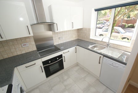 Flat Cumberland Close in Bristol