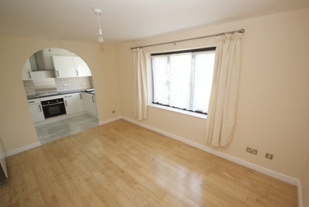 Flat Cumberland Close in Bristol