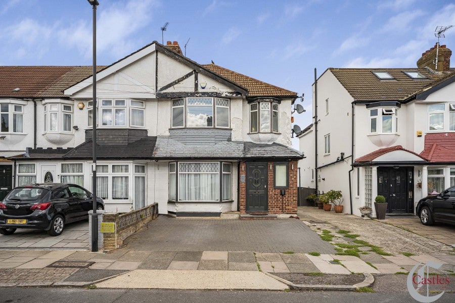 House Cheddington Road in Greater London