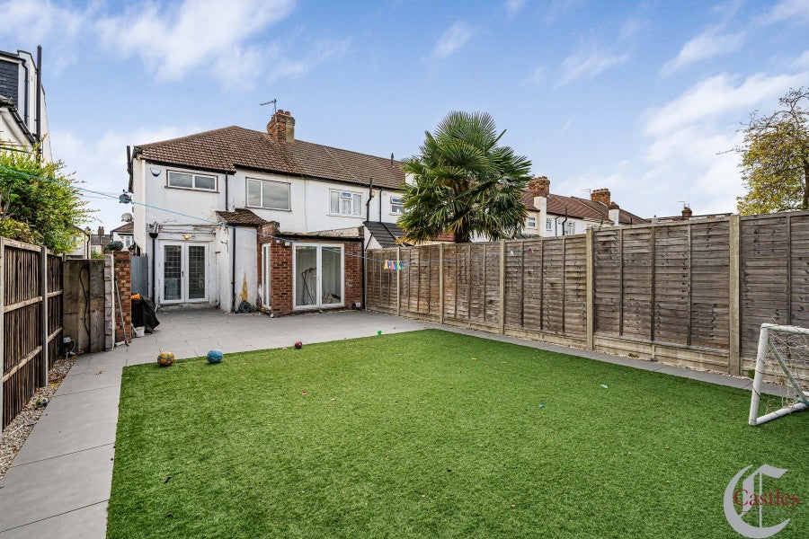 House Cheddington Road in Greater London