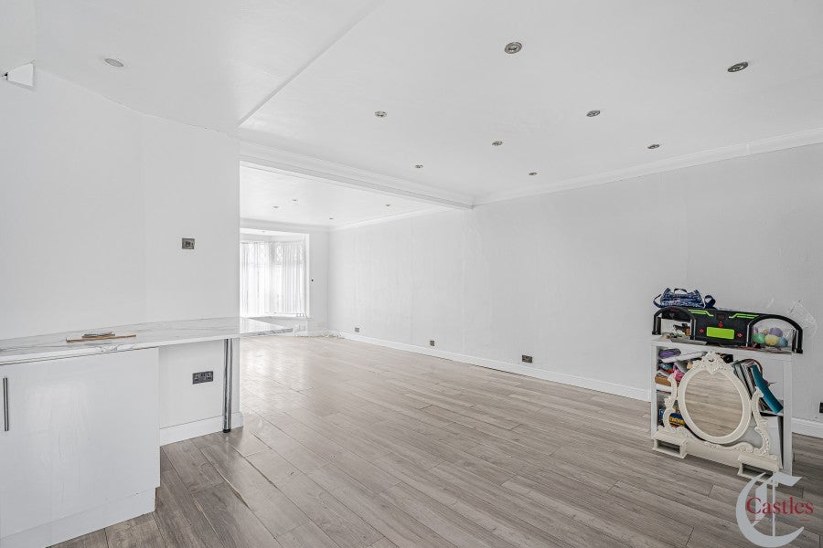 House Cheddington Road in Greater London