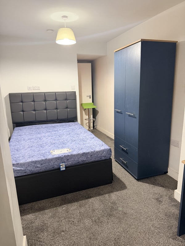 Room Mansell Road in Liverpool