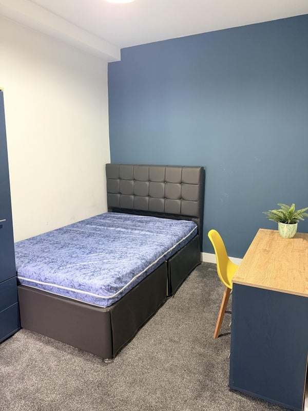 Room Mansell Road in Liverpool
