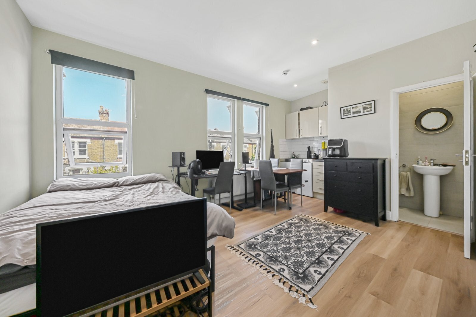 Flat Fairbridge Road in Greater London