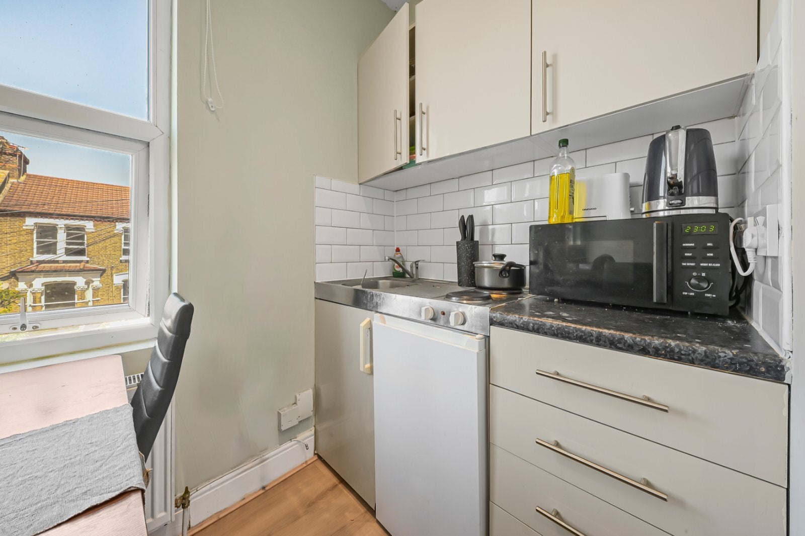 Flat Fairbridge Road in Greater London