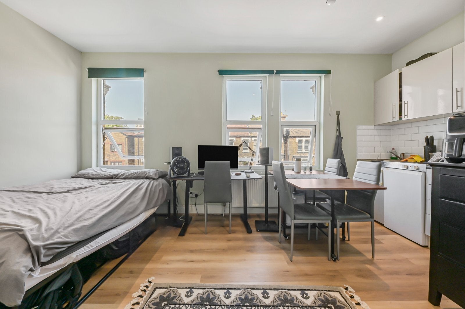 Flat Fairbridge Road in Greater London