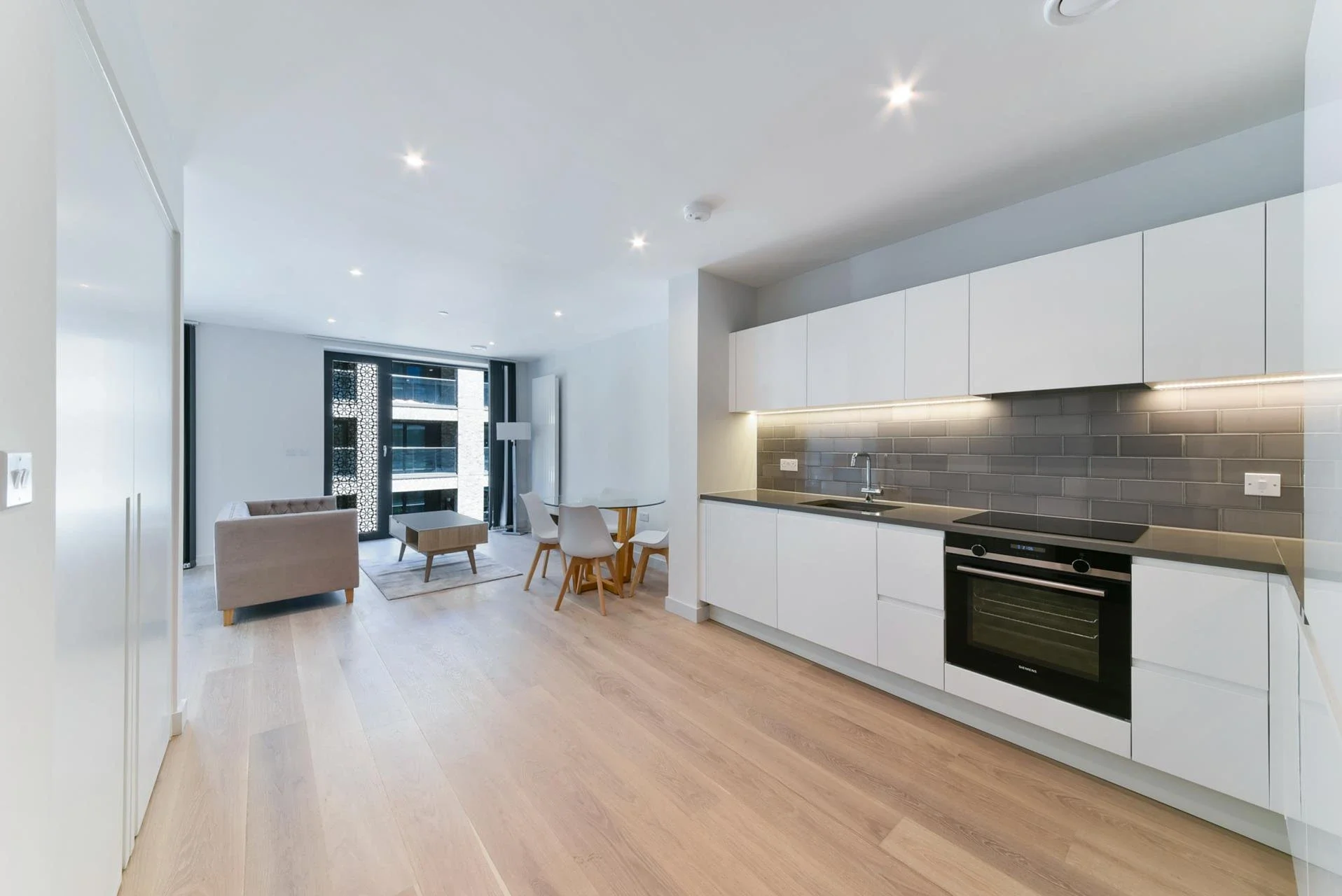 Flat Clipper Street in Greater London