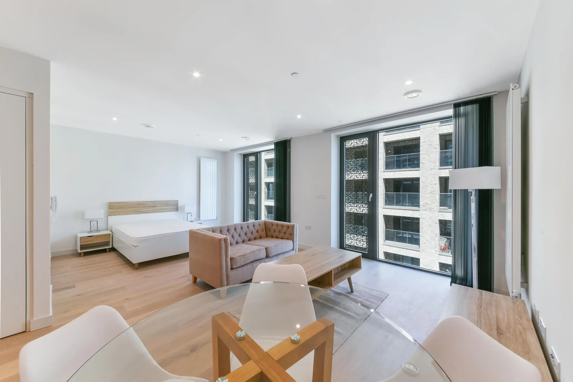 Flat Clipper Street in Greater London