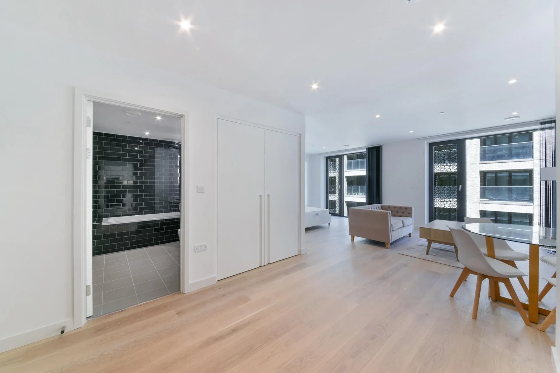 Flat Clipper Street in Greater London