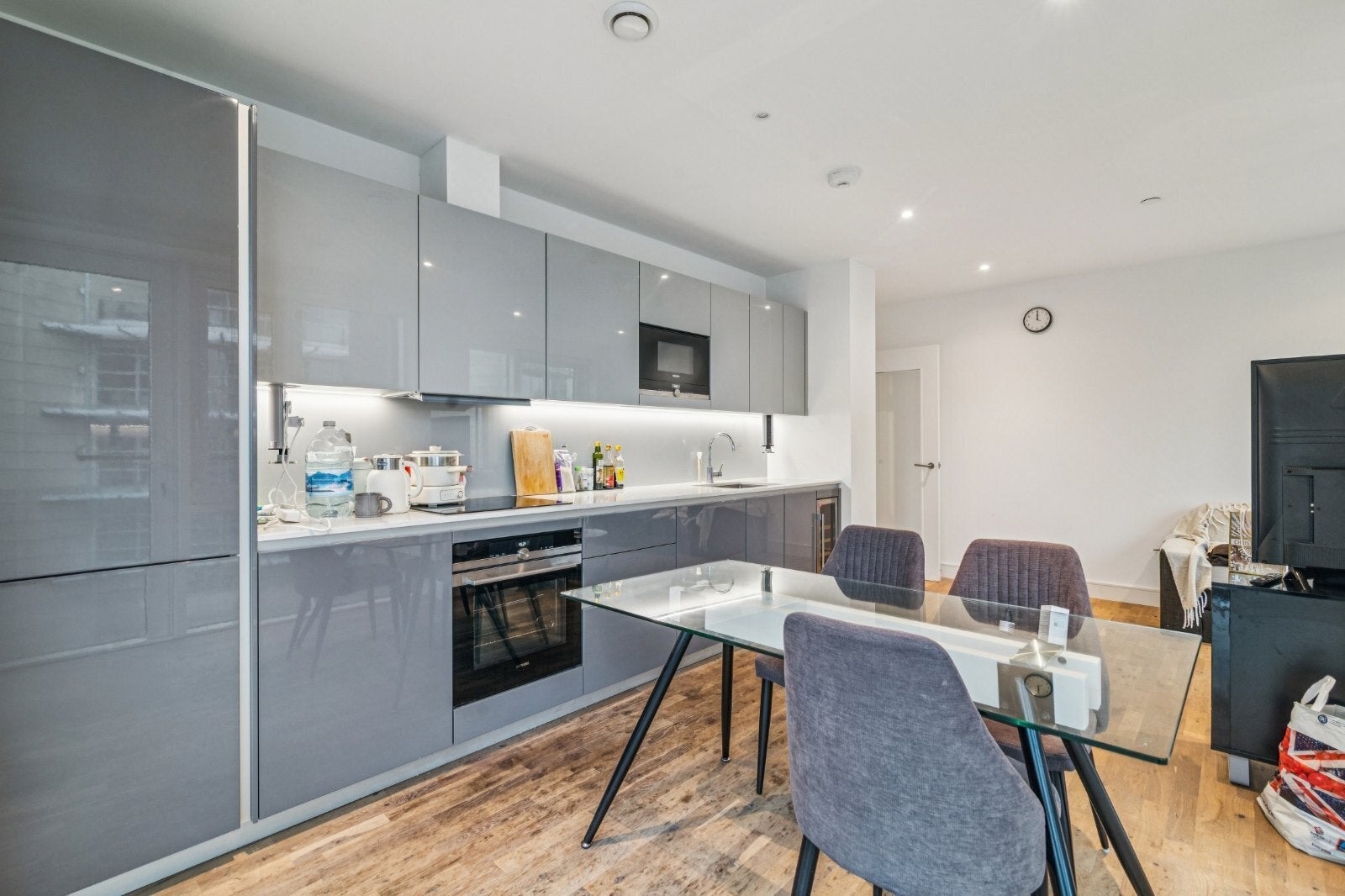 Flat Juniper Drive in Greater London