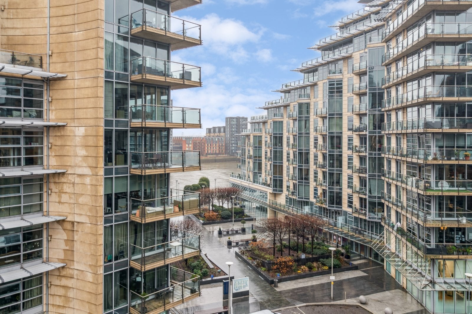 Flat Juniper Drive in Greater London