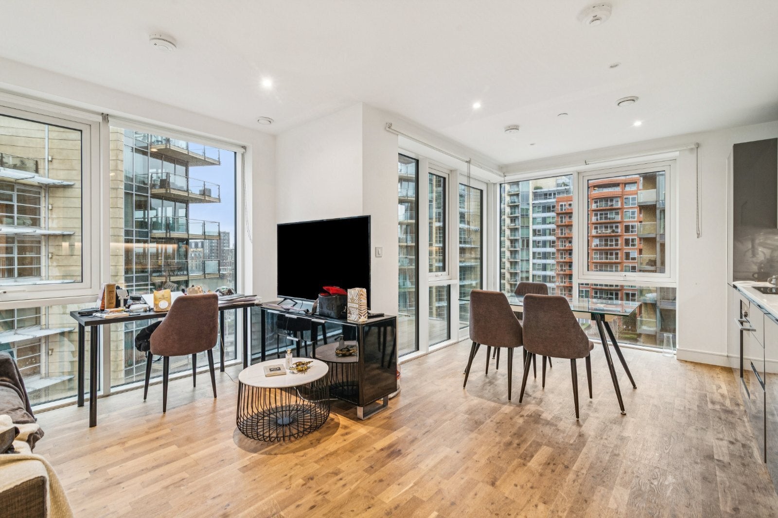 Flat Juniper Drive in Greater London
