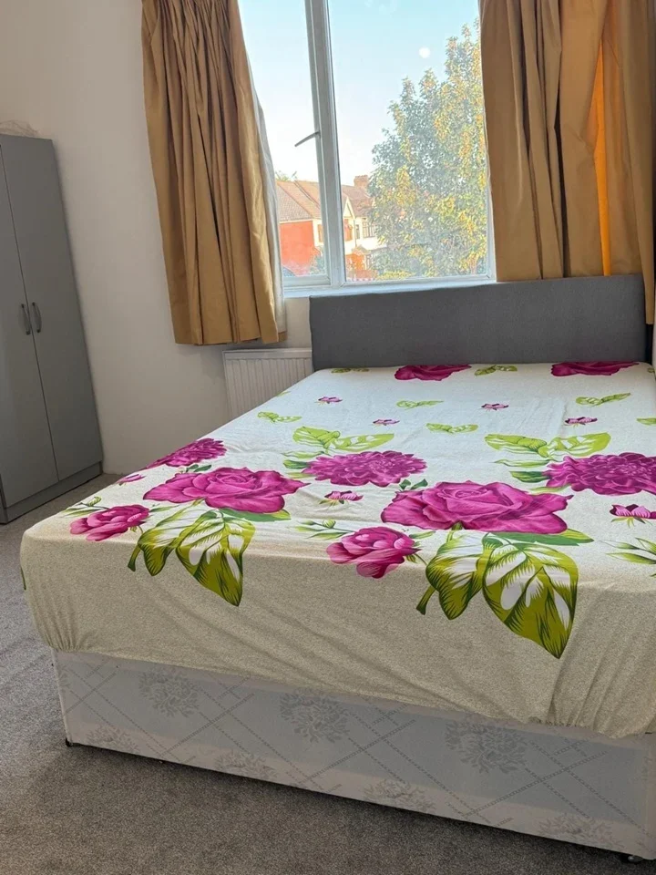 Room High Road in Greater London