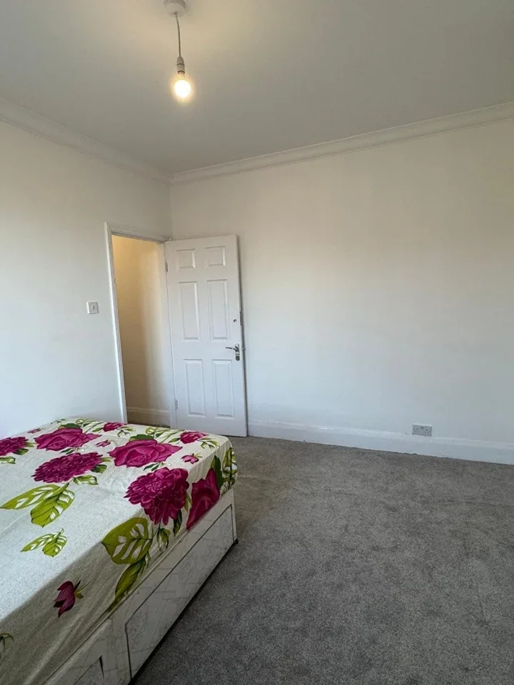 Room High Road in Greater London