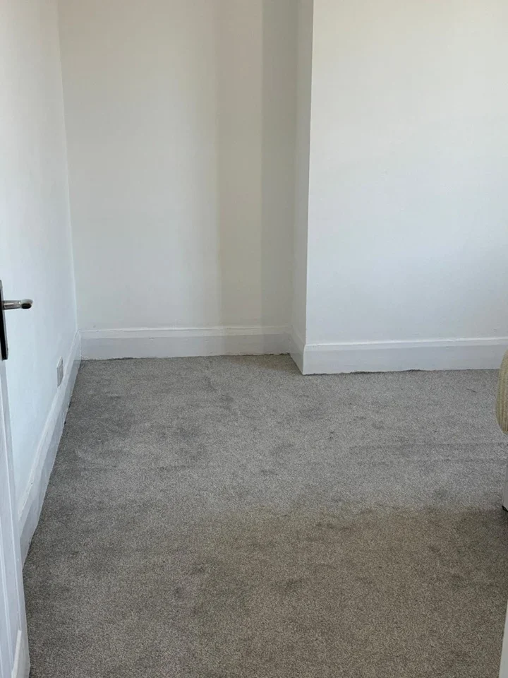 Room High Road in Greater London