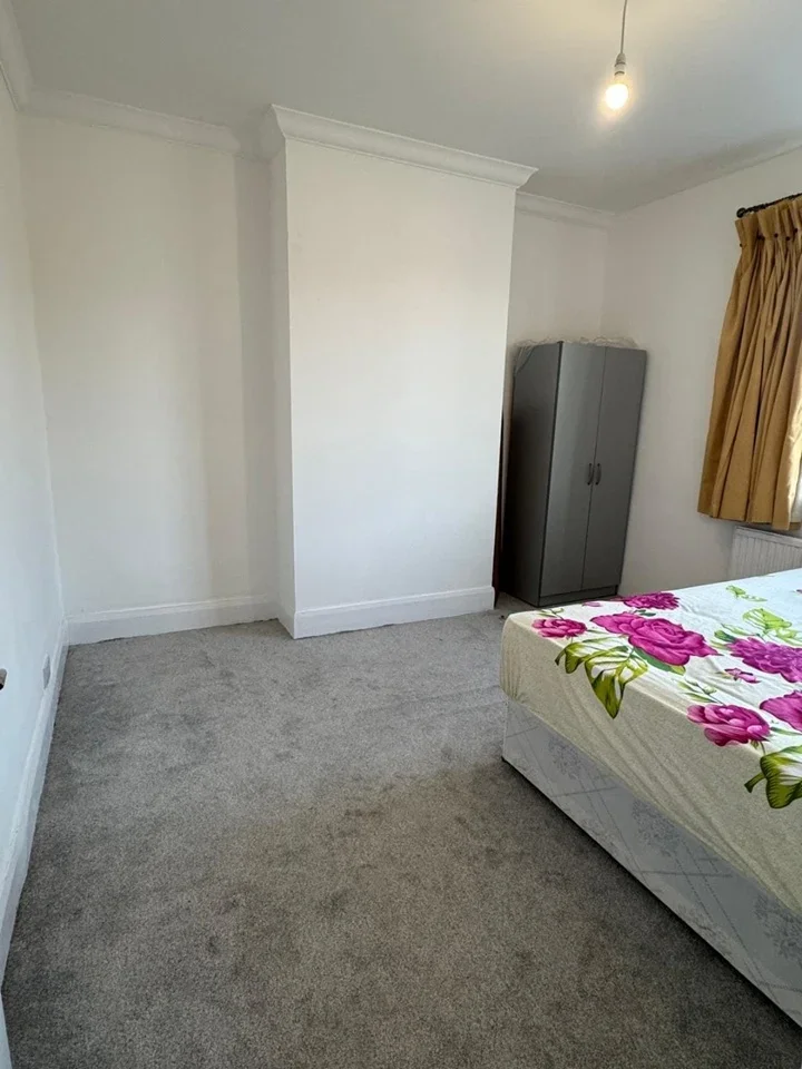 Room High Road in Greater London