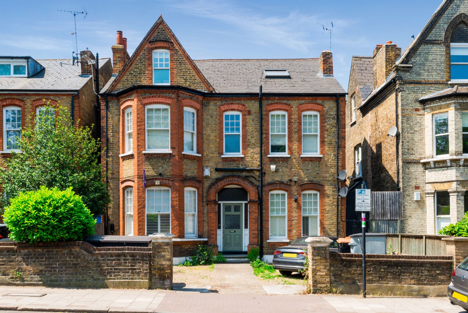 Flat Bedford Hill in Greater London