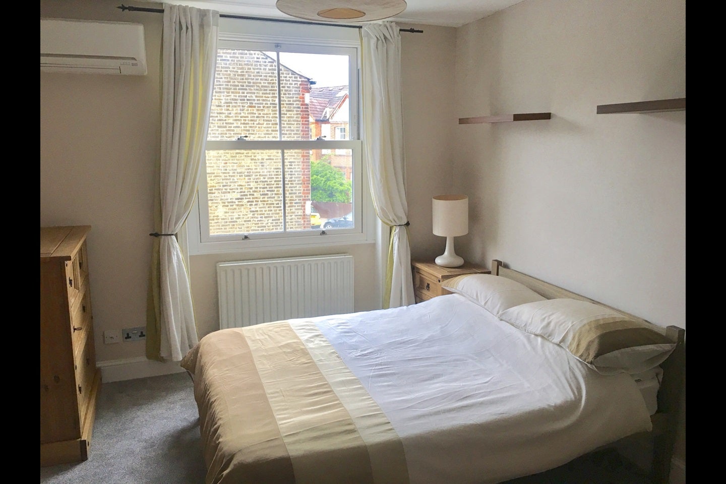 Flat Garratt Lane in Greater London