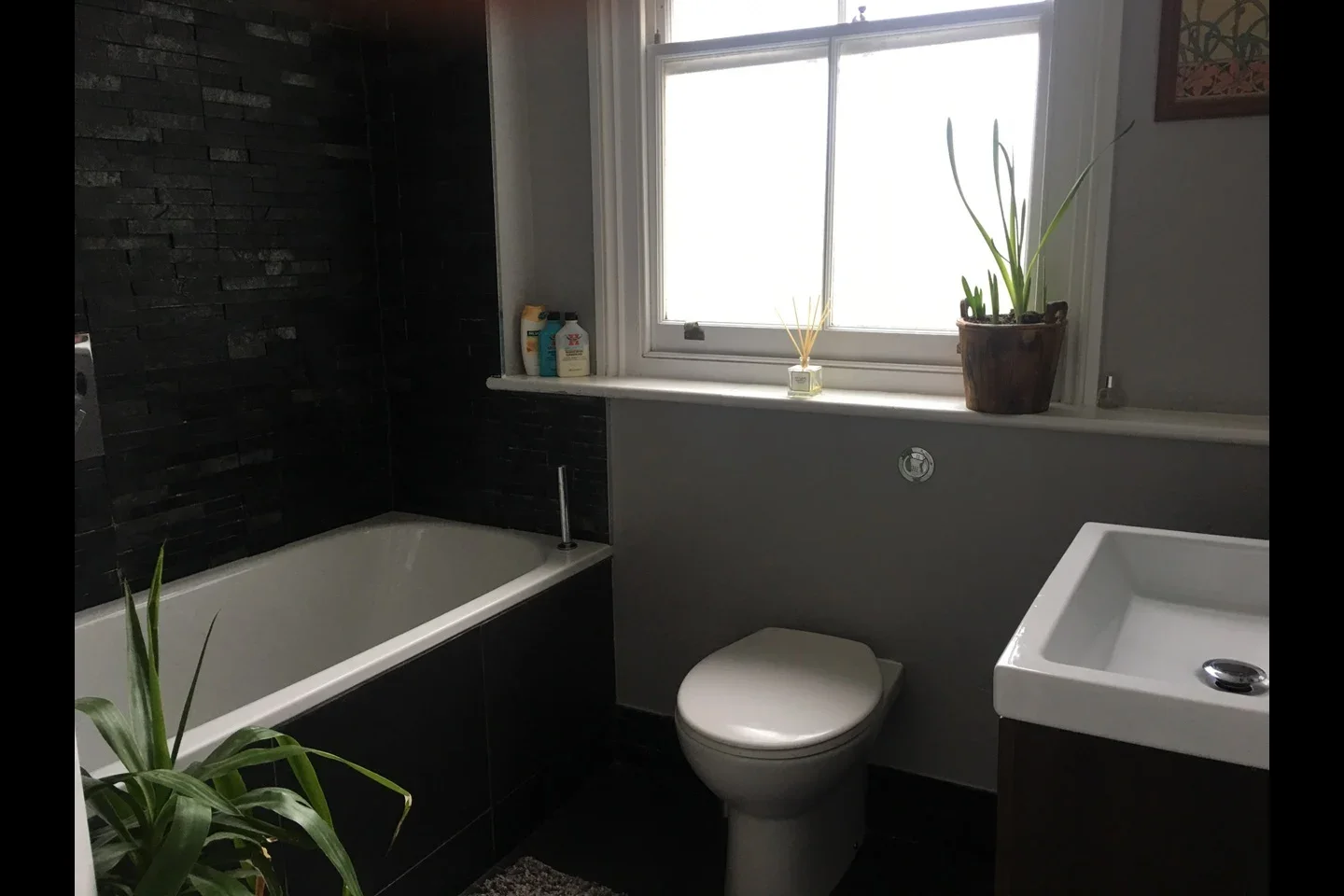 Flat Garratt Lane in Greater London
