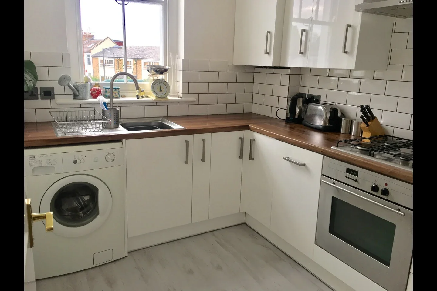Flat Garratt Lane in Greater London