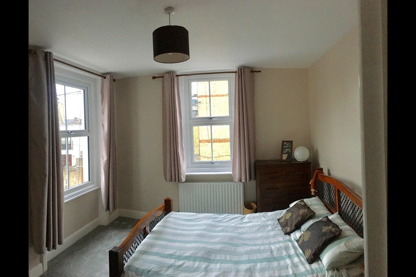 Flat Garratt Lane in Greater London
