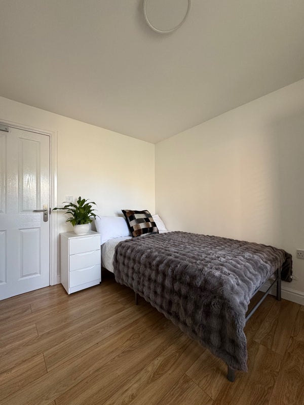 Room Sheriff Avenue in Coventry