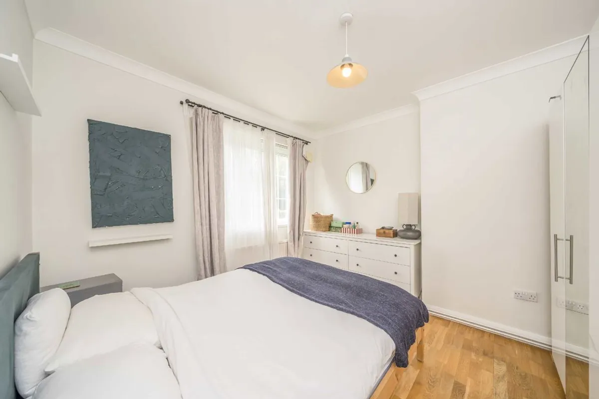 Flat Merton Road in Greater London