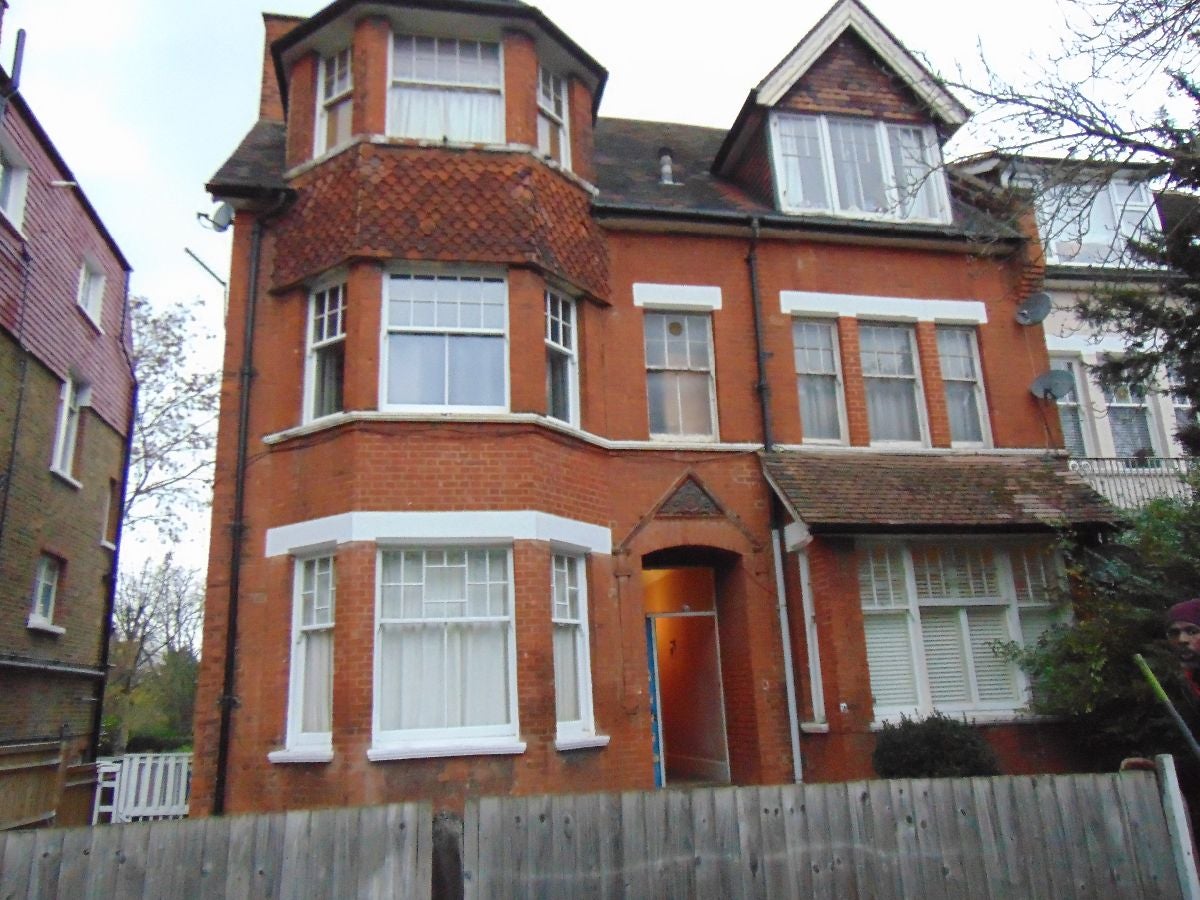 Flat Riggindale Road in Greater London