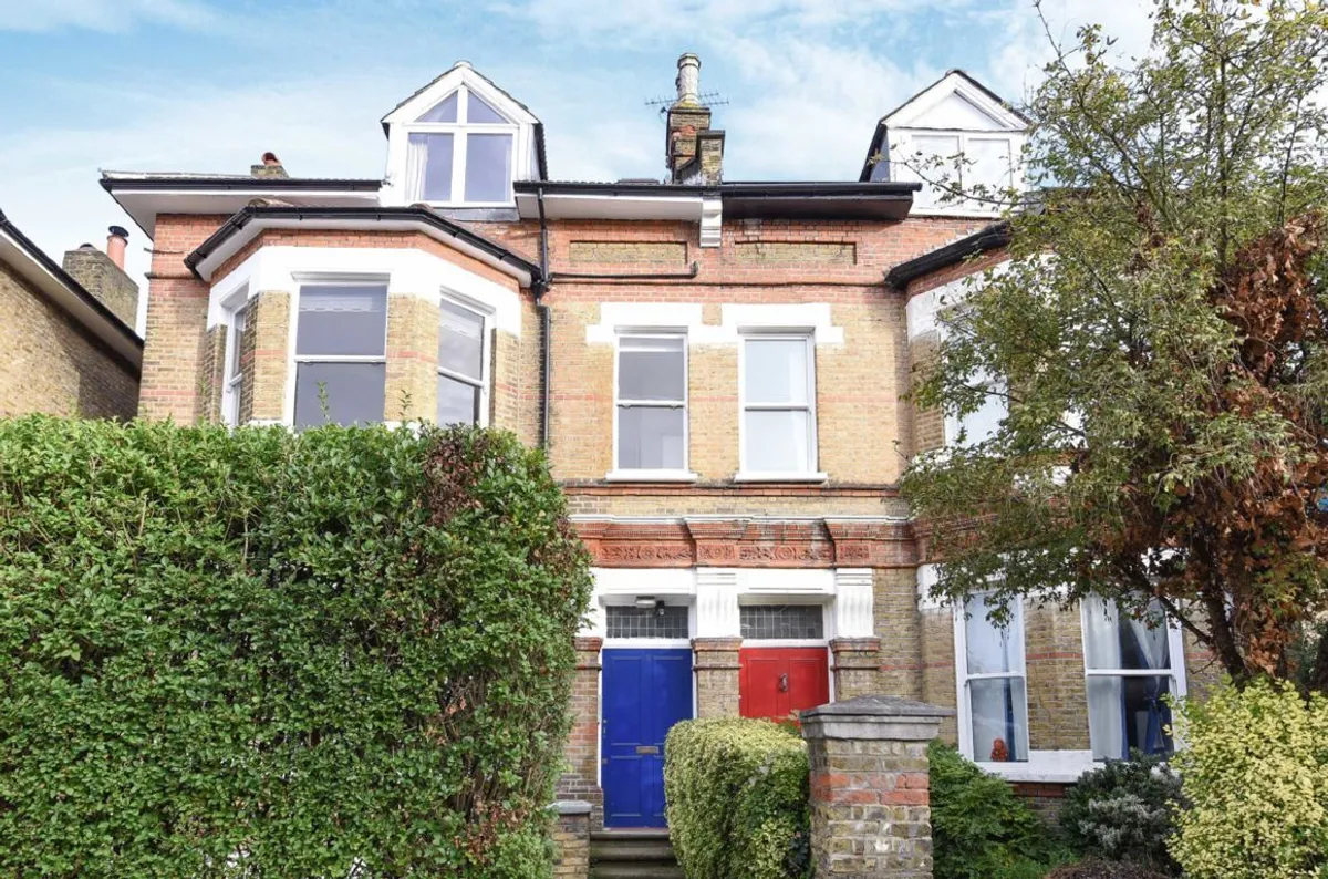 Flat Tierney Road in Greater London