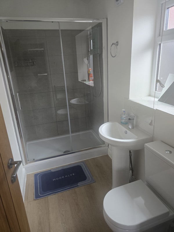 Room Albrighton Road in Dudley