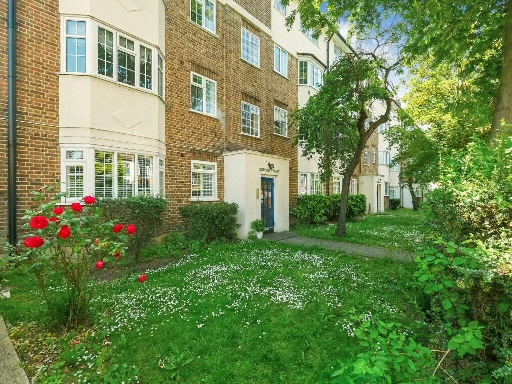 Flat Elmcourt Road in Greater London