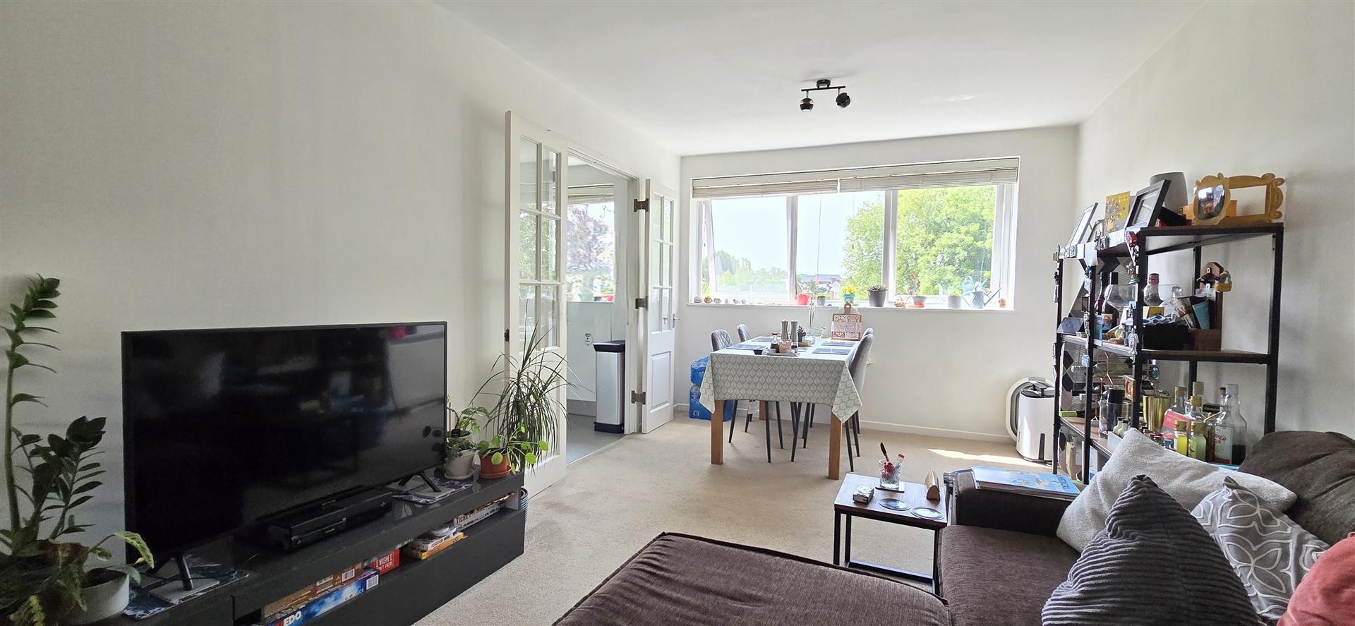 Flat Crendon Court in Reading