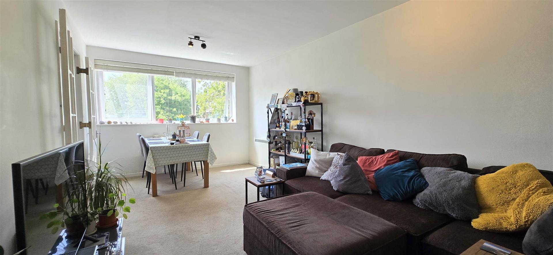 Flat Crendon Court in Reading