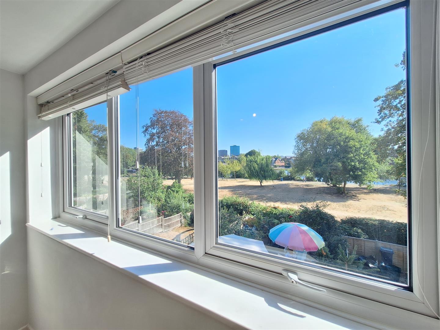 Flat Crendon Court in Reading