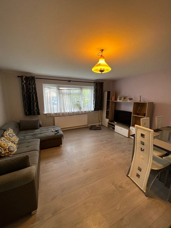 Flat Clarendon Road in London Borough of Sutton