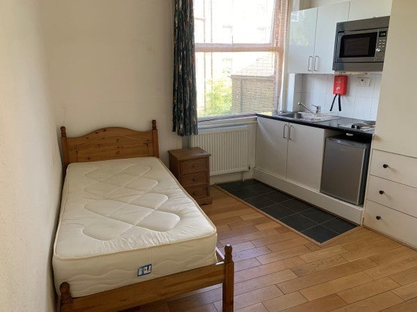Flat Chiswick High Road in Greater London