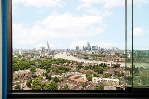 Flat Albatross Way in London