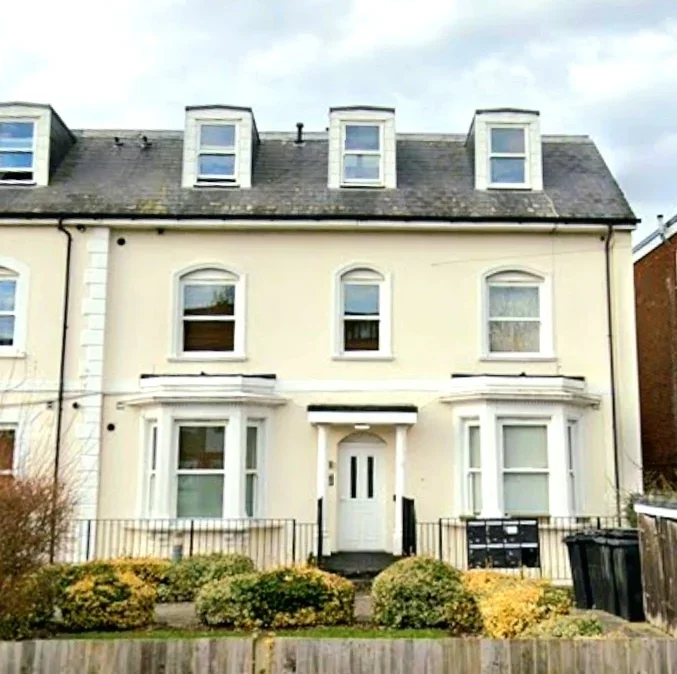 Flat Enmore Road in Greater London