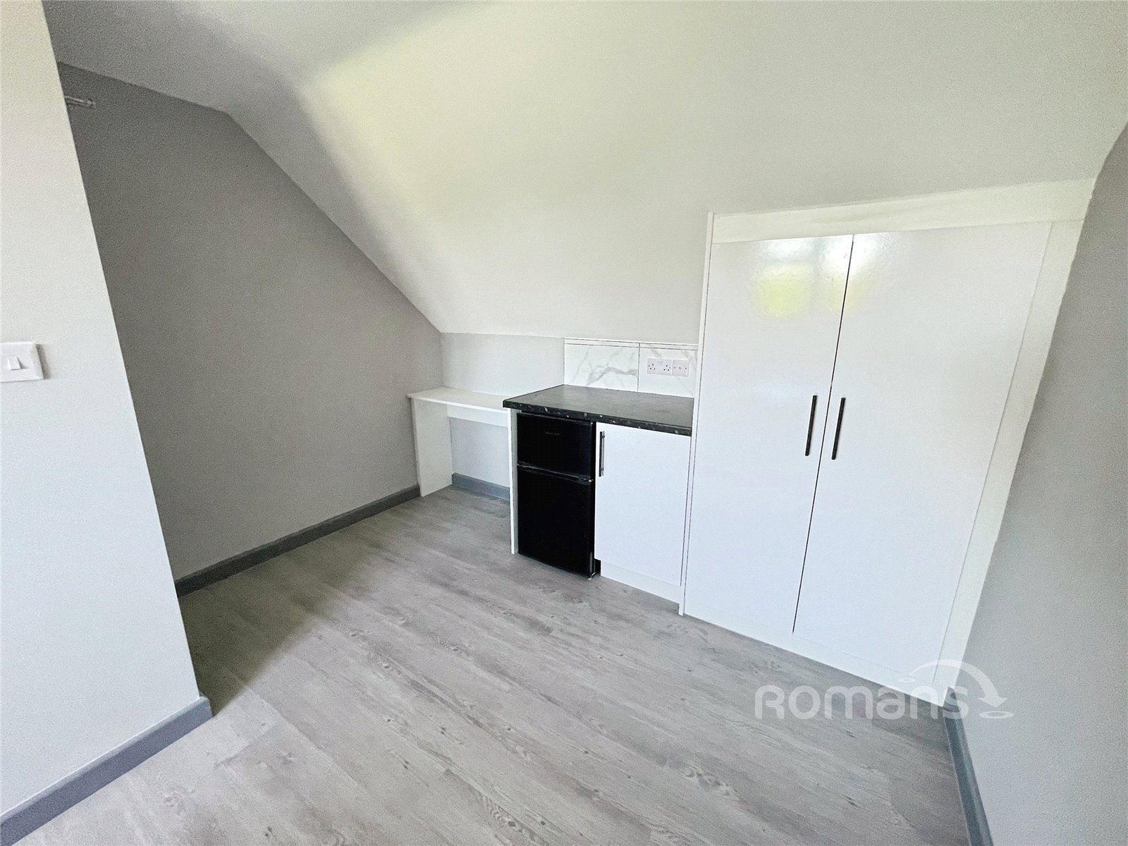 Room Thirlmere Avenue in Reading