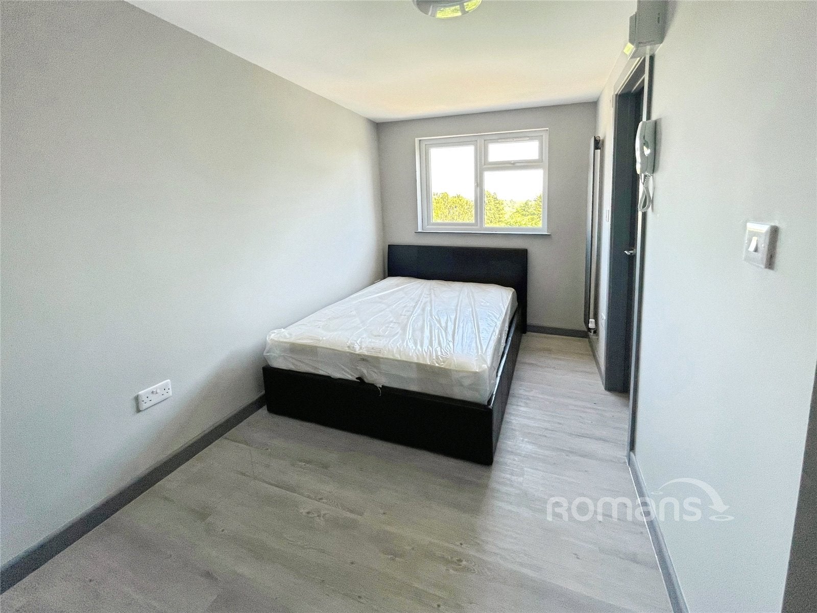 Room Thirlmere Avenue in Reading