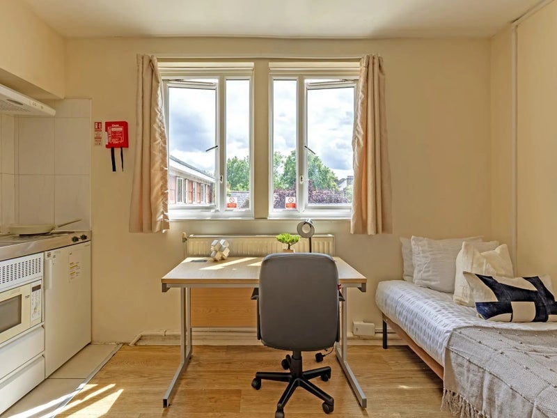 Flat Flodden Road in Greater London