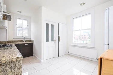 Flat Hydethorpe Road in Greater London