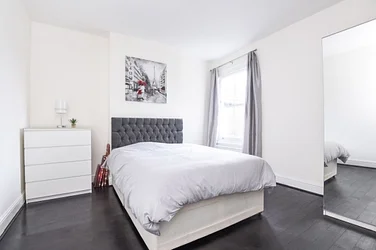 Flat Hydethorpe Road in Greater London